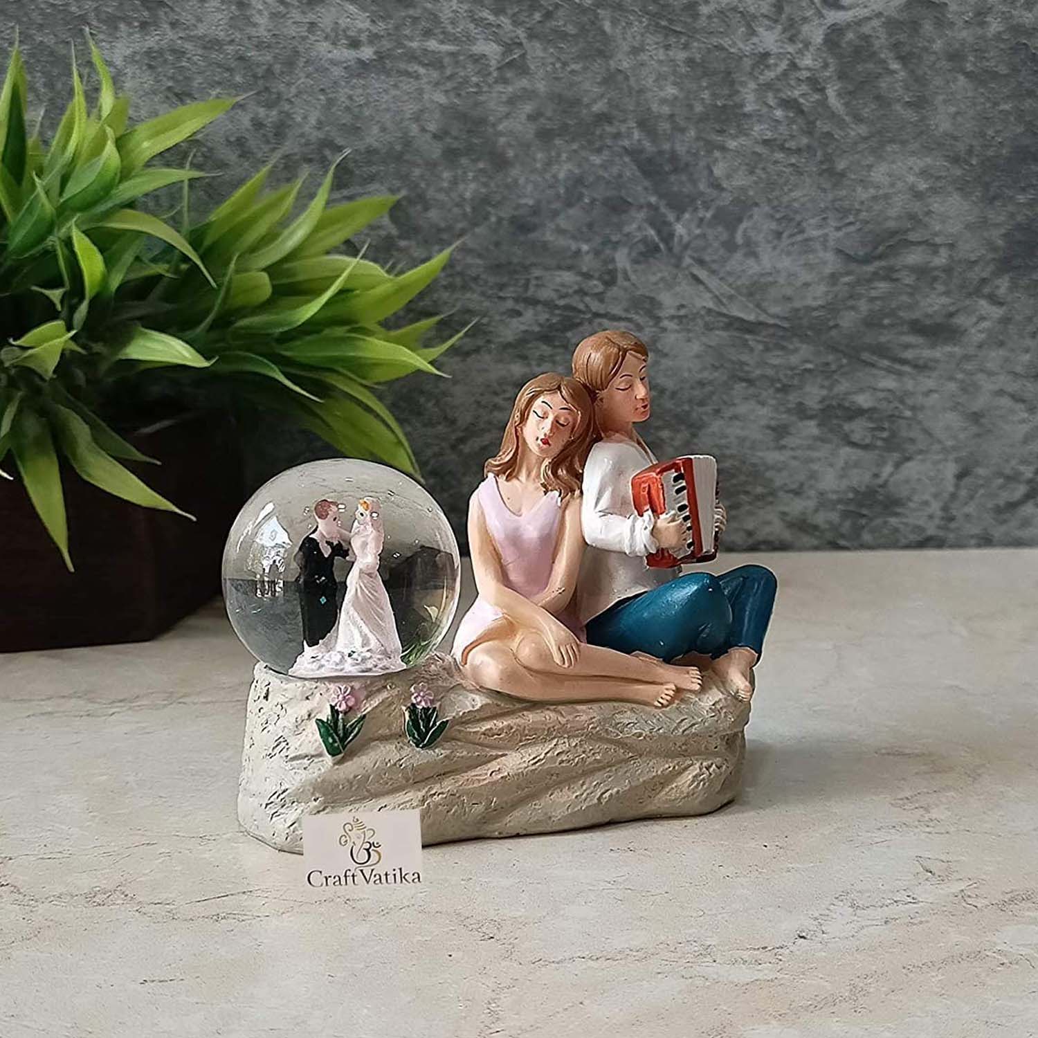 Resin Miniature Couple Statue with Crystal Ball Showpiece