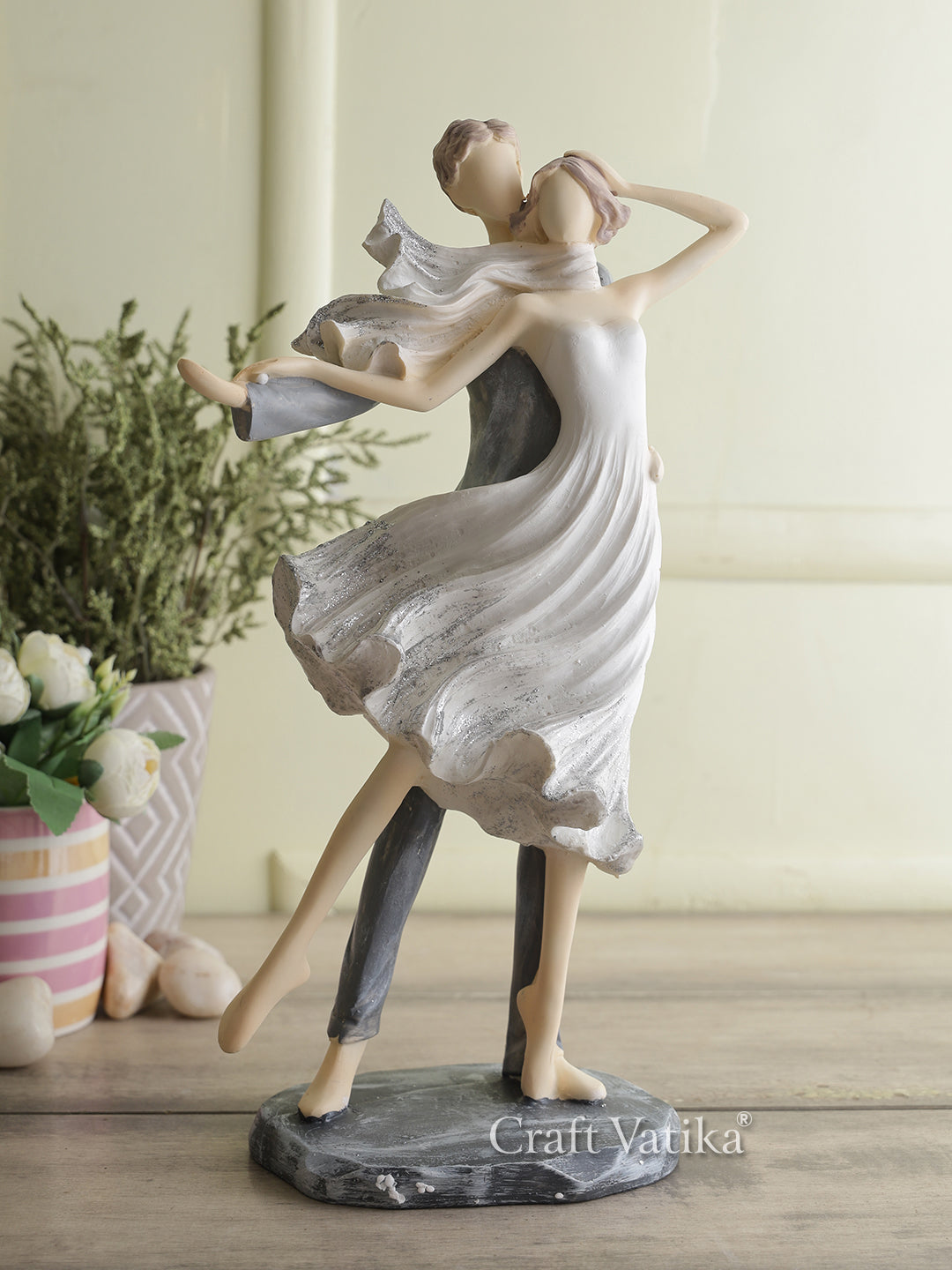 Polyresin Love Couple Dancing Statue